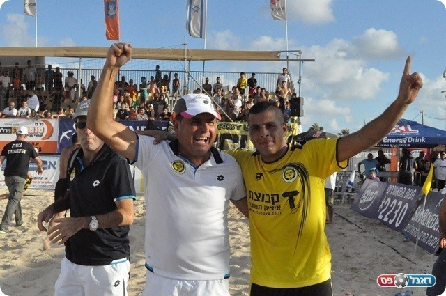 משפחת לם חוגגת אליפות האבא והבן (חאדר אניס)